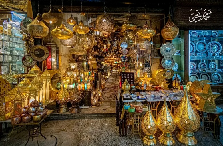 Dạo phố cổ Cairo buổi tối, hàng quán và đèn lồng hai bên
