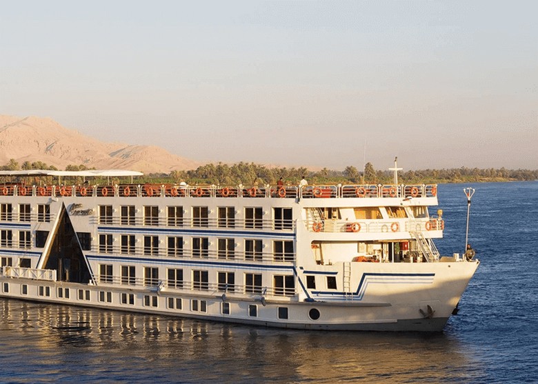 Du thuyền sông Nile thả neo trên sông lúc hoàng hôn