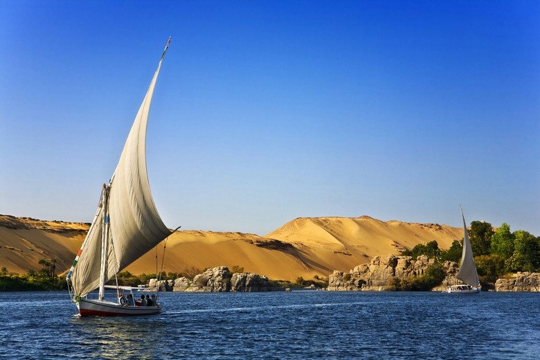 Thuyền buồm felucca chở khách trên sông Nile lúc hoàng hôn về phía làng Nubia