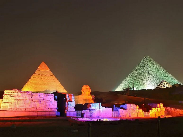 Kim Tự Tháp Giza và Tượng nhân sư Sphinx được chiếu đèn nhiều màu trong show ánh sáng về đêm