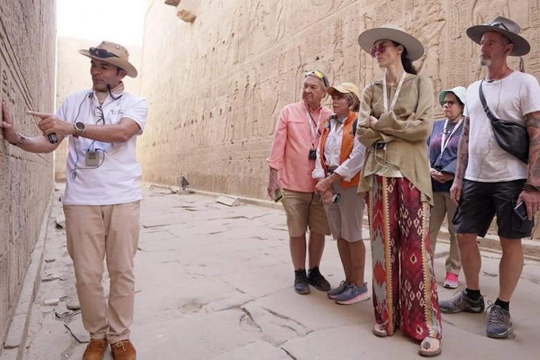 Gia đình cùng hướng dẫn viên tiếng Việt tại đền Karnak