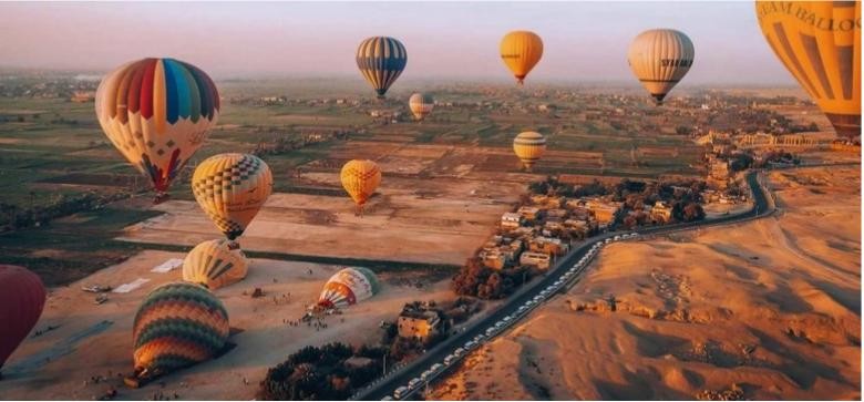 Khinh khí cầu bay trên các đền Luxor lúc bình minh