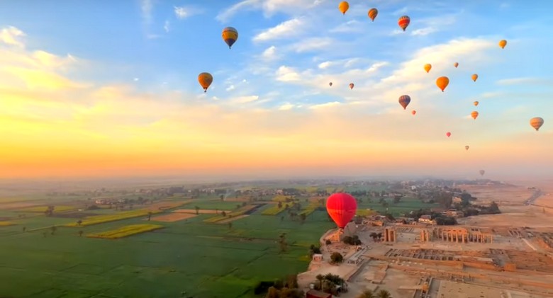 Khinh khí cầu nhiều màu bay trên bờ Tây Luxor lúc bình minh