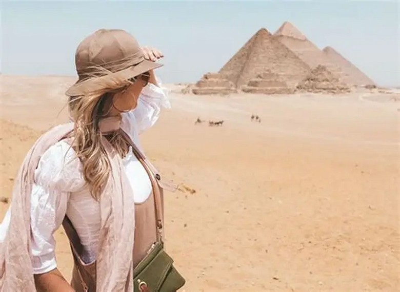 Du khách đội mũ rộng vành tránh nắng ở khu Kim tự tháp Giza