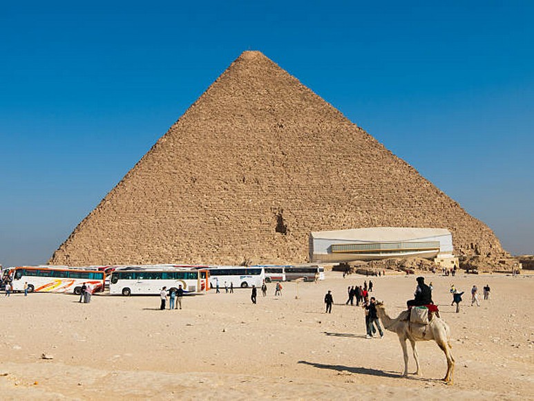 Kim tự tháp Giza dưới bầu trời trong xanh mùa mát