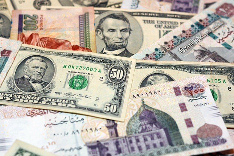 Tờ USD mới và một ít Bảng Ai Cập tiền mặt