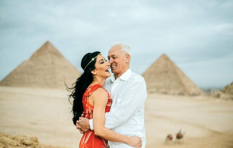Đoàn khách lớn tuổi tham quan Kim tự tháp Giza vào buổi sáng sớm