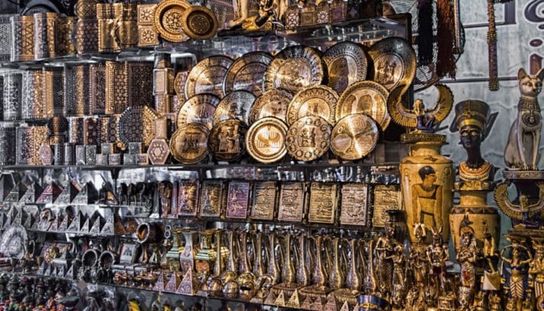 Quầy đèn đồng và lồng đèn fanous truyền thống ở Khan el-Khalili