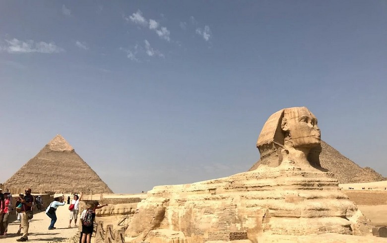 Kim tự tháp Giza và Tượng nhân sư Sphinx nhìn từ xa