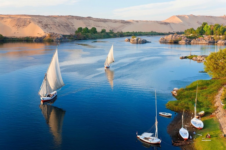 Dải xanh sông Nile chảy giữa sa mạc nhìn từ trên cao