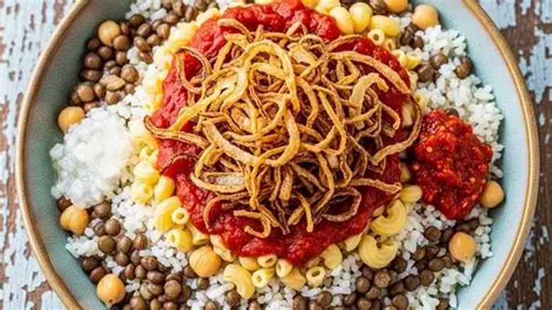 Món cơm trộn koshari và bánh mì aish baladi của Ai Cập