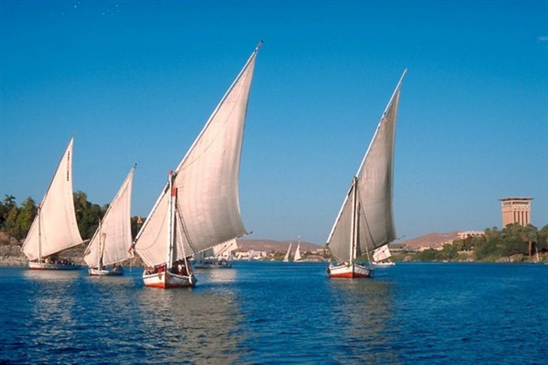 Thuyền buồm truyền thống chở hàng xuôi ngược trên sông Nile
