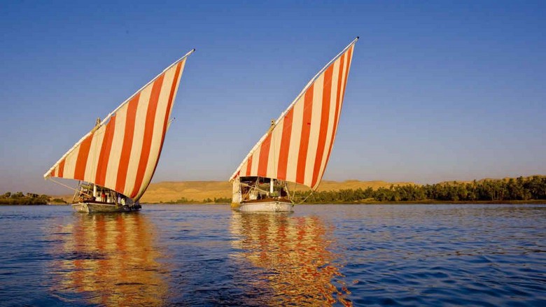 Thuyền felucca thả trôi trên sông Nile ở Aswan lúc hoàng hôn