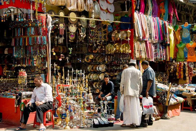 Du khách vui vẻ trả giá với người bán ở chợ Khan el-Khalili