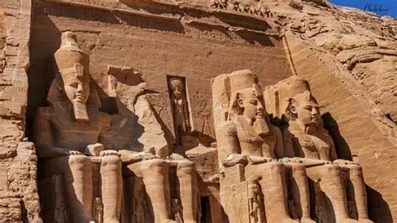 Du khách tham quan đền Karnak ở Luxor